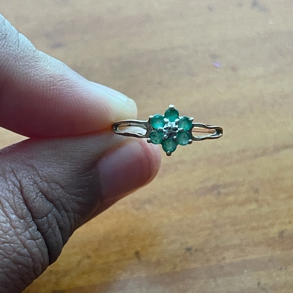 10k Gold Emerald Ring - Picture 3 of 9